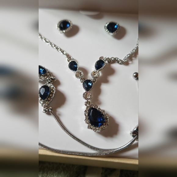 New Macys Charter Club Silver and Blue Jewelry Bracelet, Necklace & Earrings Set - Picture 5 of 7